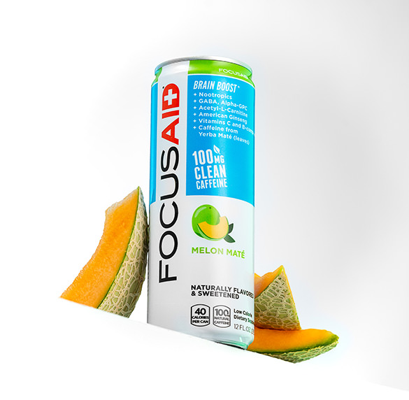 A can of FOCUSAID Melon Maté surrounded by slices of melon.